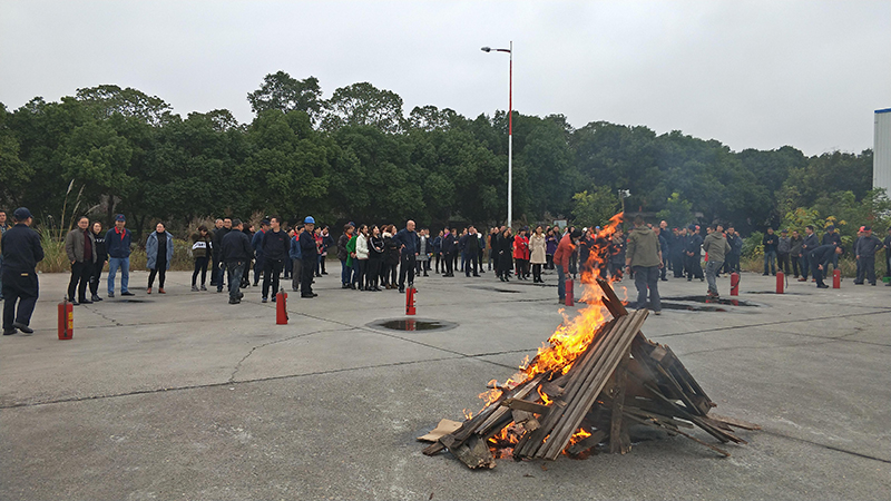 四川天馬玻璃有限公司急救安全知識培訓(xùn)暨應(yīng)急疏散和消防滅火演練活動報(bào)道(圖10)